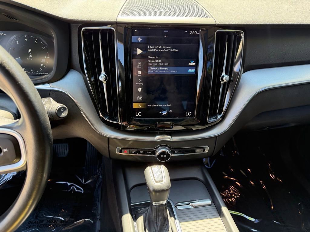 Used 2020 Volvo XC60 T5 Momentum image 21