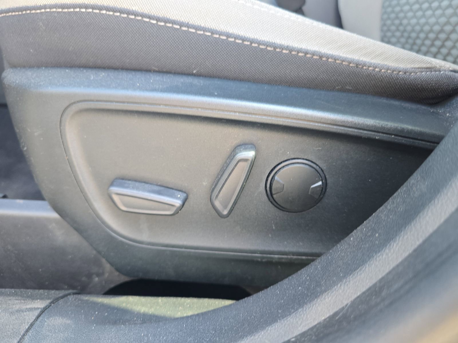 Used 2020 Ford Escape SE FWD image 16