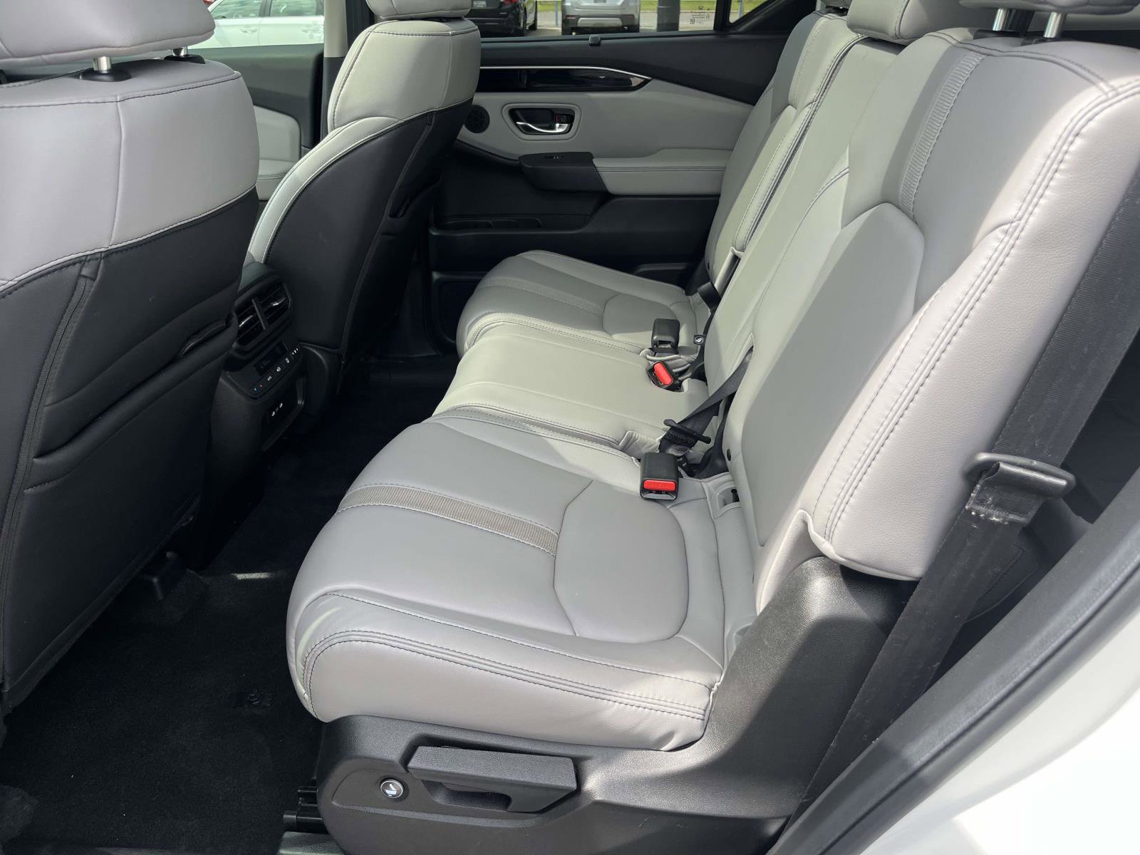 Used 2025 Honda Pilot Touring image 7