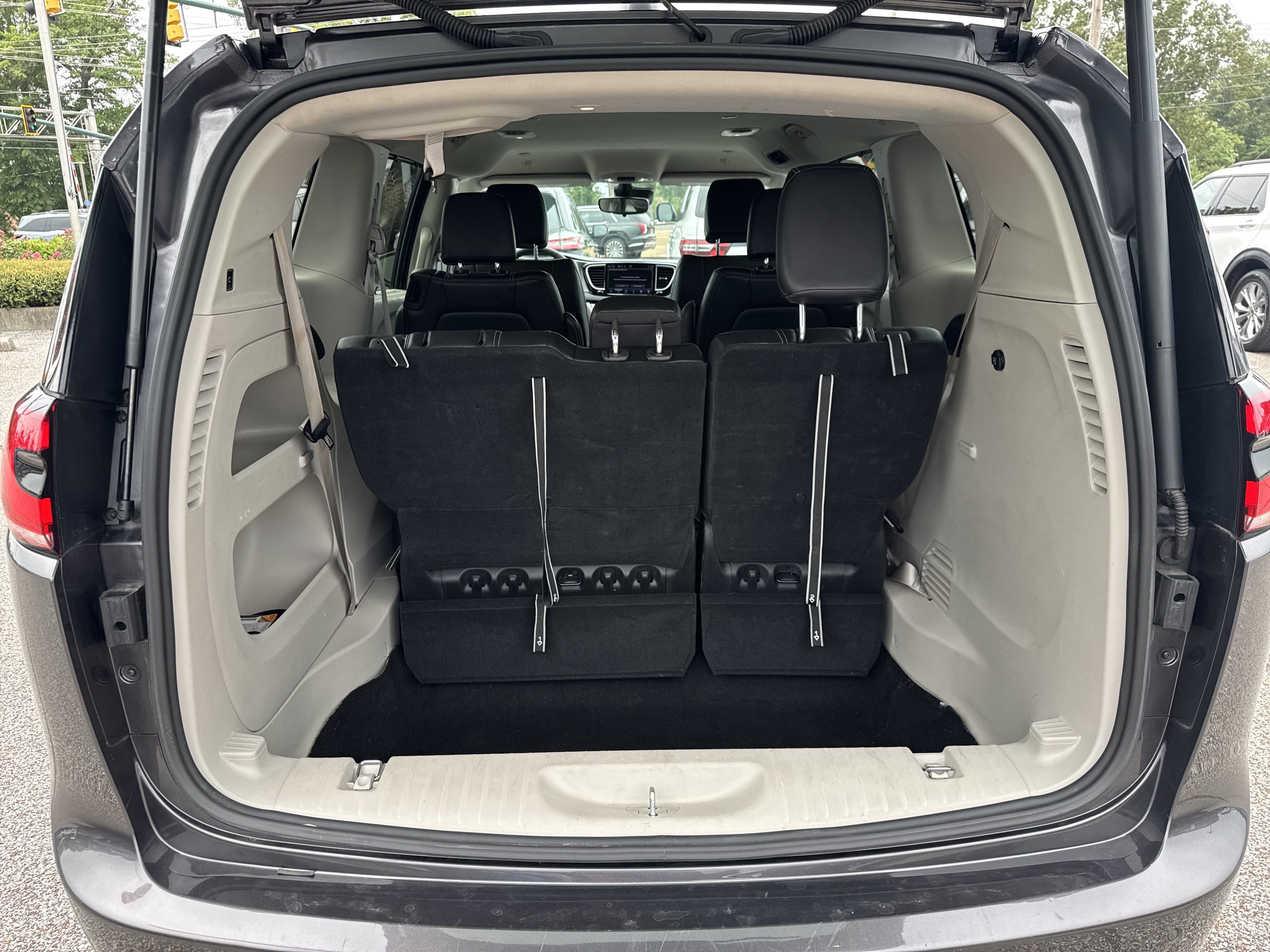 Used 2023 Chrysler Pacifica Touring-L FWD image 13