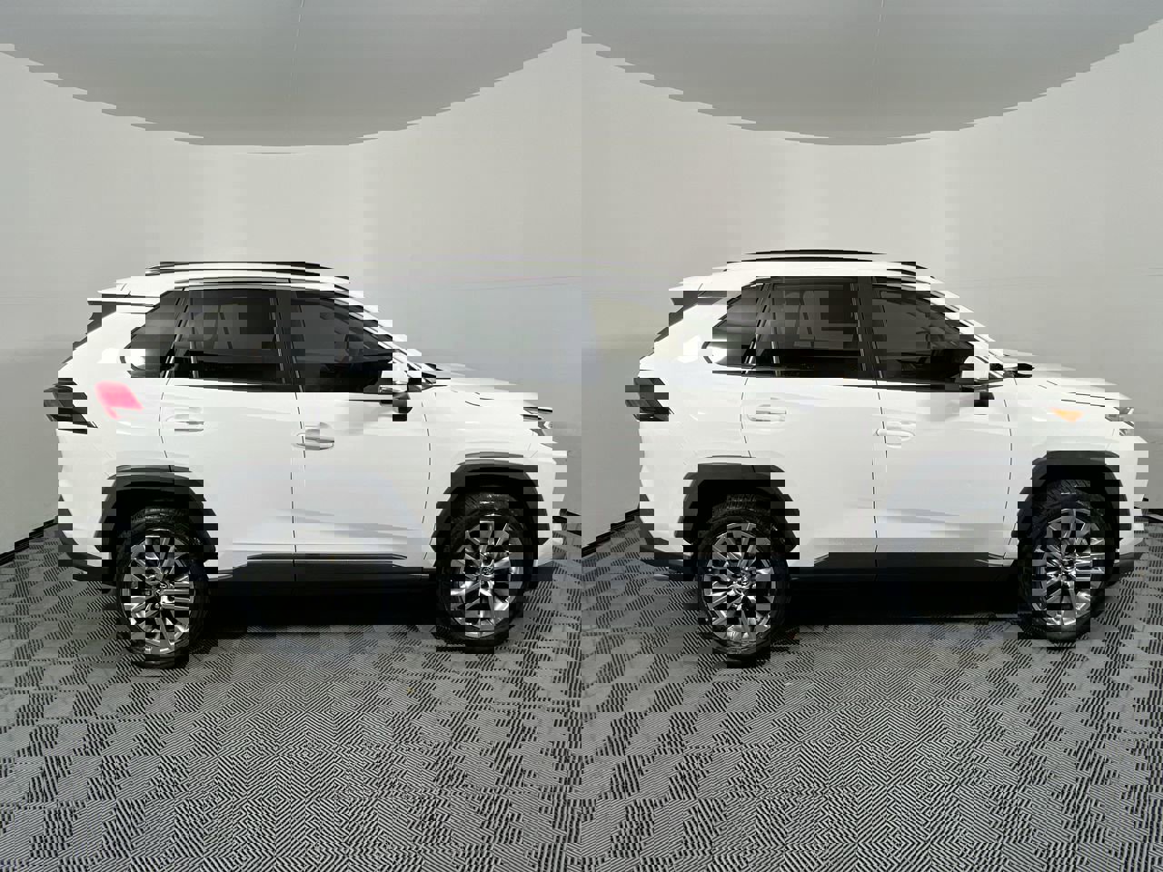 Used 2019 Toyota RAV4 XLE Premium image 2