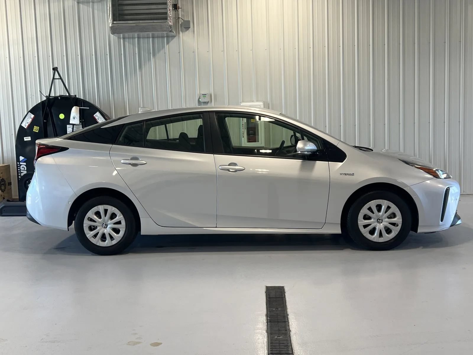Used 2019 Toyota Prius LE FWD image 2