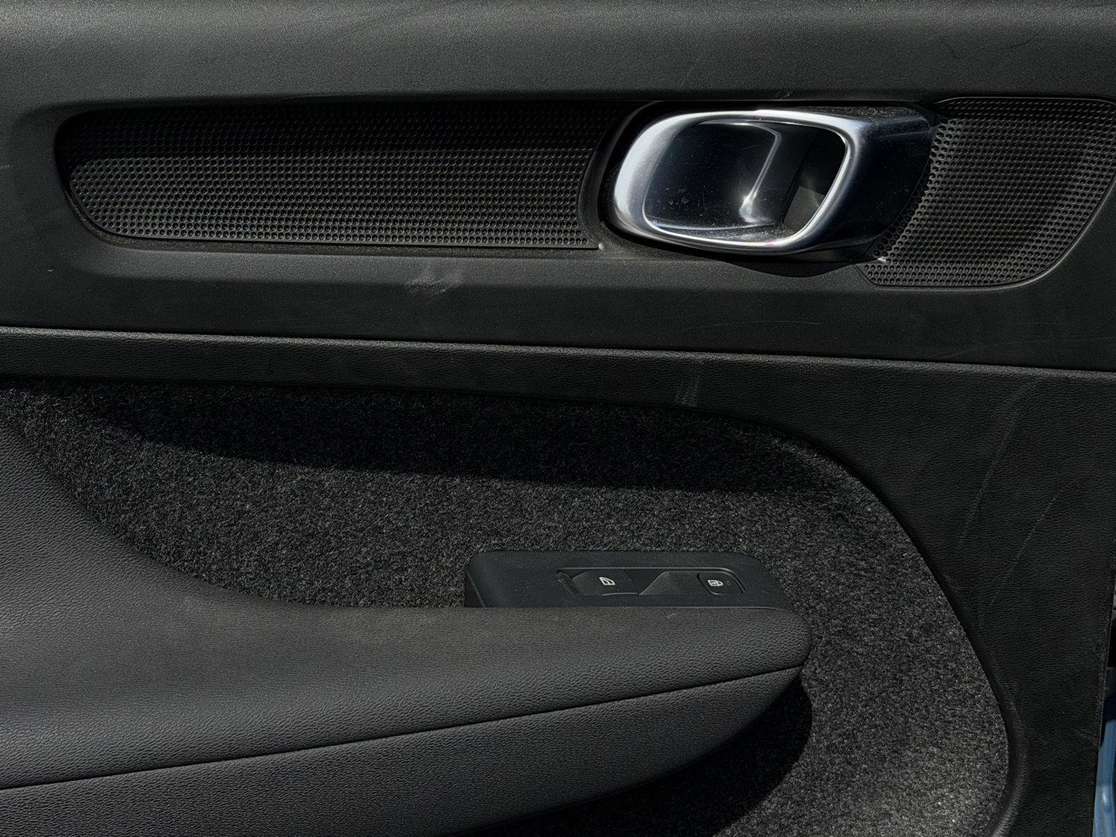 Used 2024 Volvo XC40 B5 Core image 9