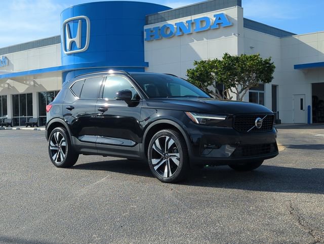 Used 2024 Volvo XC40 B5 Ultimate image 2