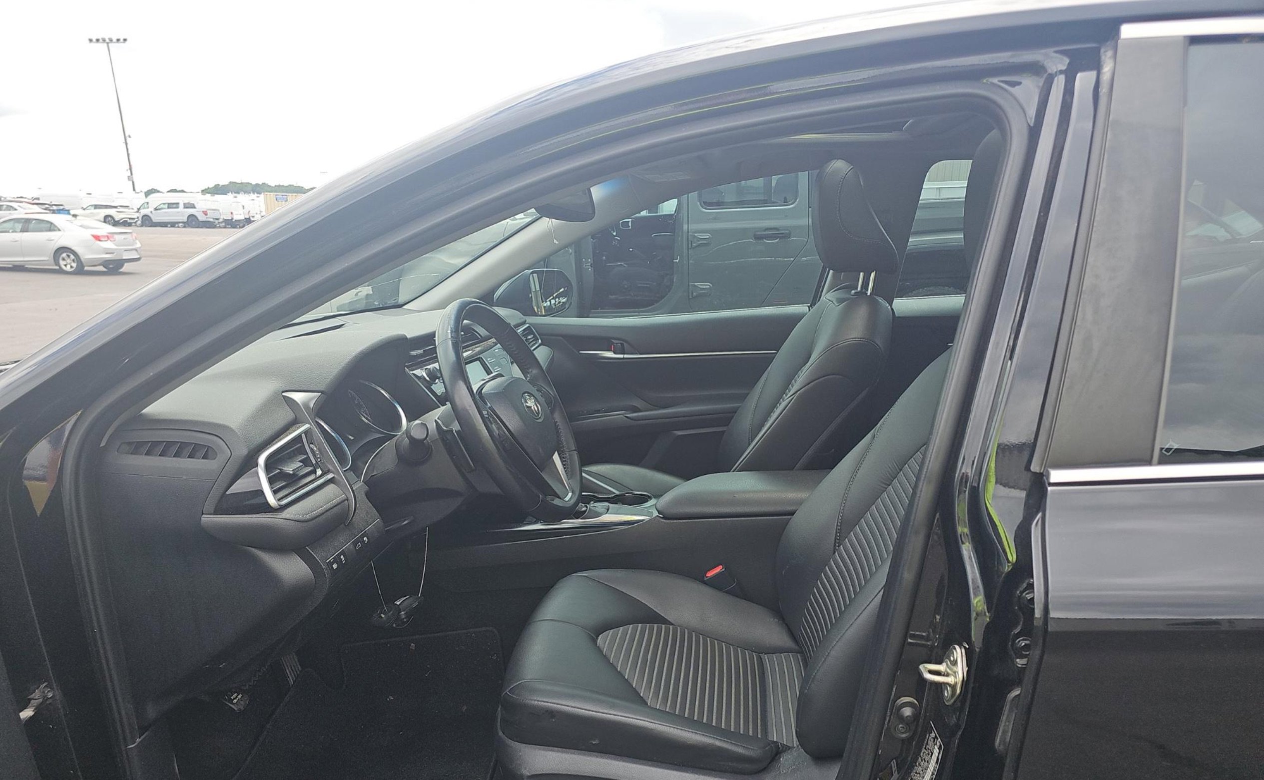 Used 2018 Toyota Camry SE w/ Moonroof Package FWD image 6