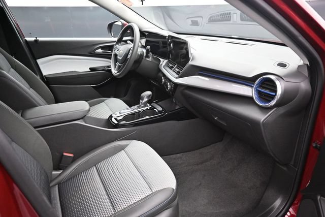 Used 2025 Chevrolet Trax LT FWD image 19