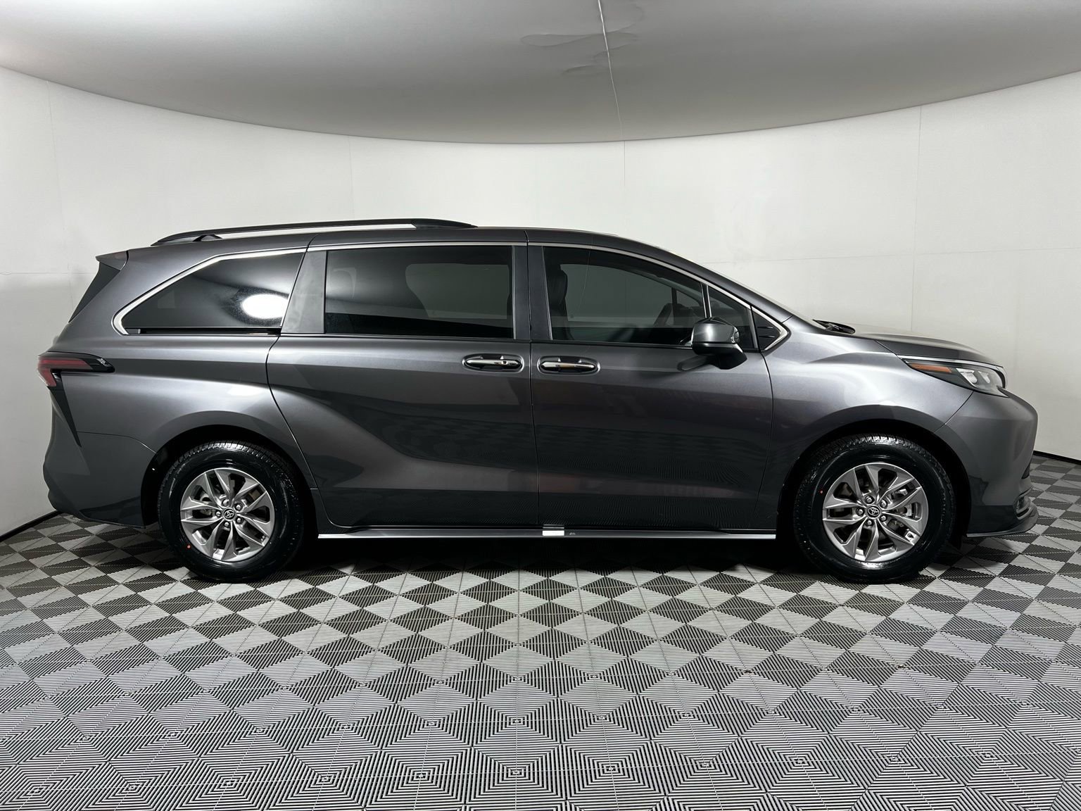 Used 2025 Toyota Sienna XLE w/ XLE Plus Package image 4