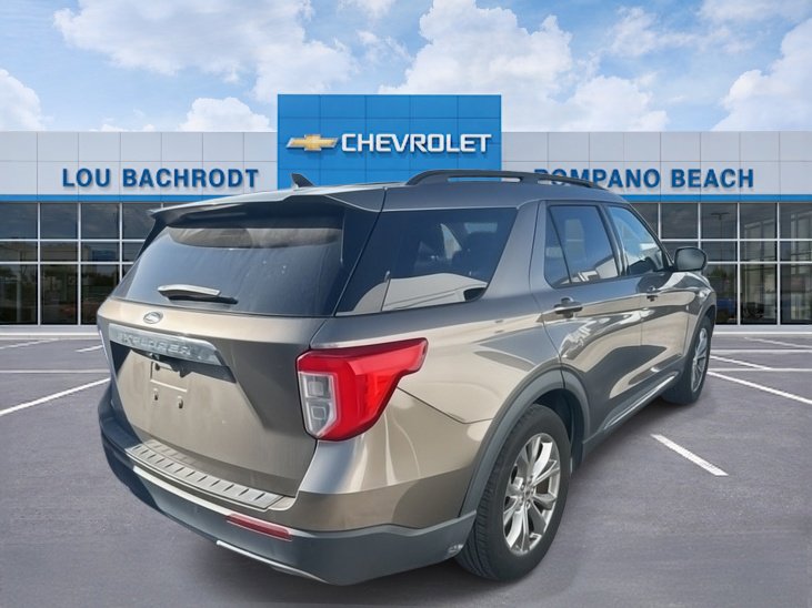 Used 2021 Ford Explorer XLT w/ Equipment Group 202A image 4