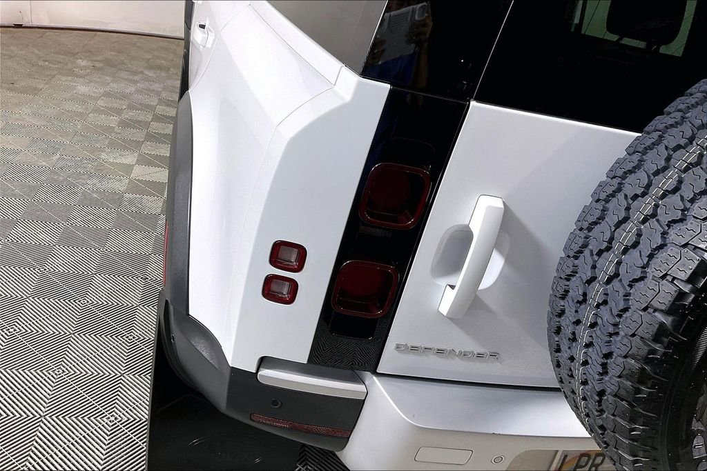 Used 2024 Land Rover Defender 110 S image 28