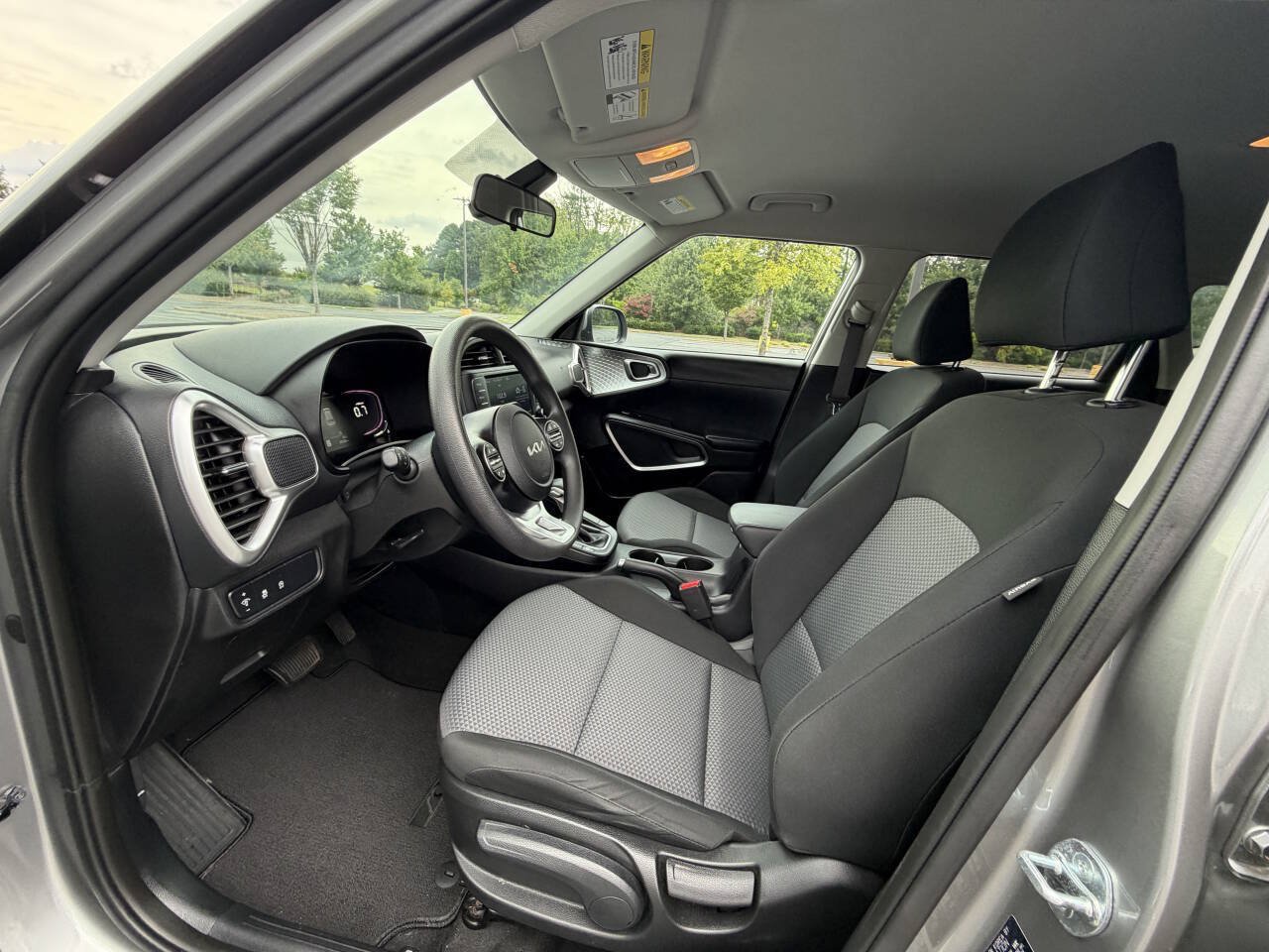 Used 2023 Kia Soul LX w/ LX Technology Package FWD image 8