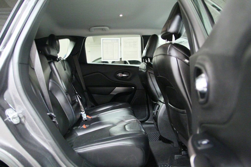 Used 2019 Jeep Cherokee Latitude Plus w/ Cold Weather Group AWD/4WD image 24