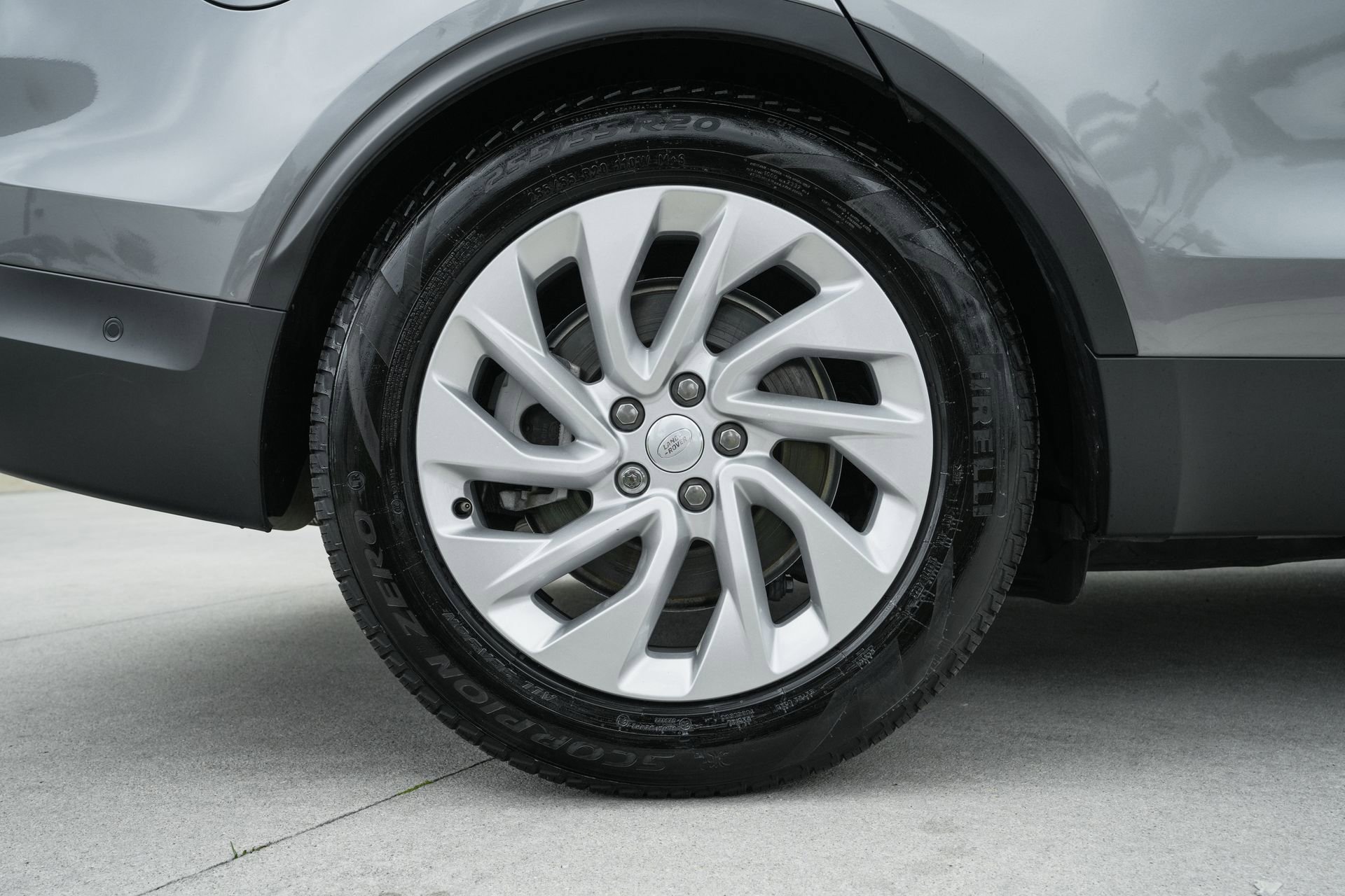 Used 2024 Land Rover Discovery S image 28