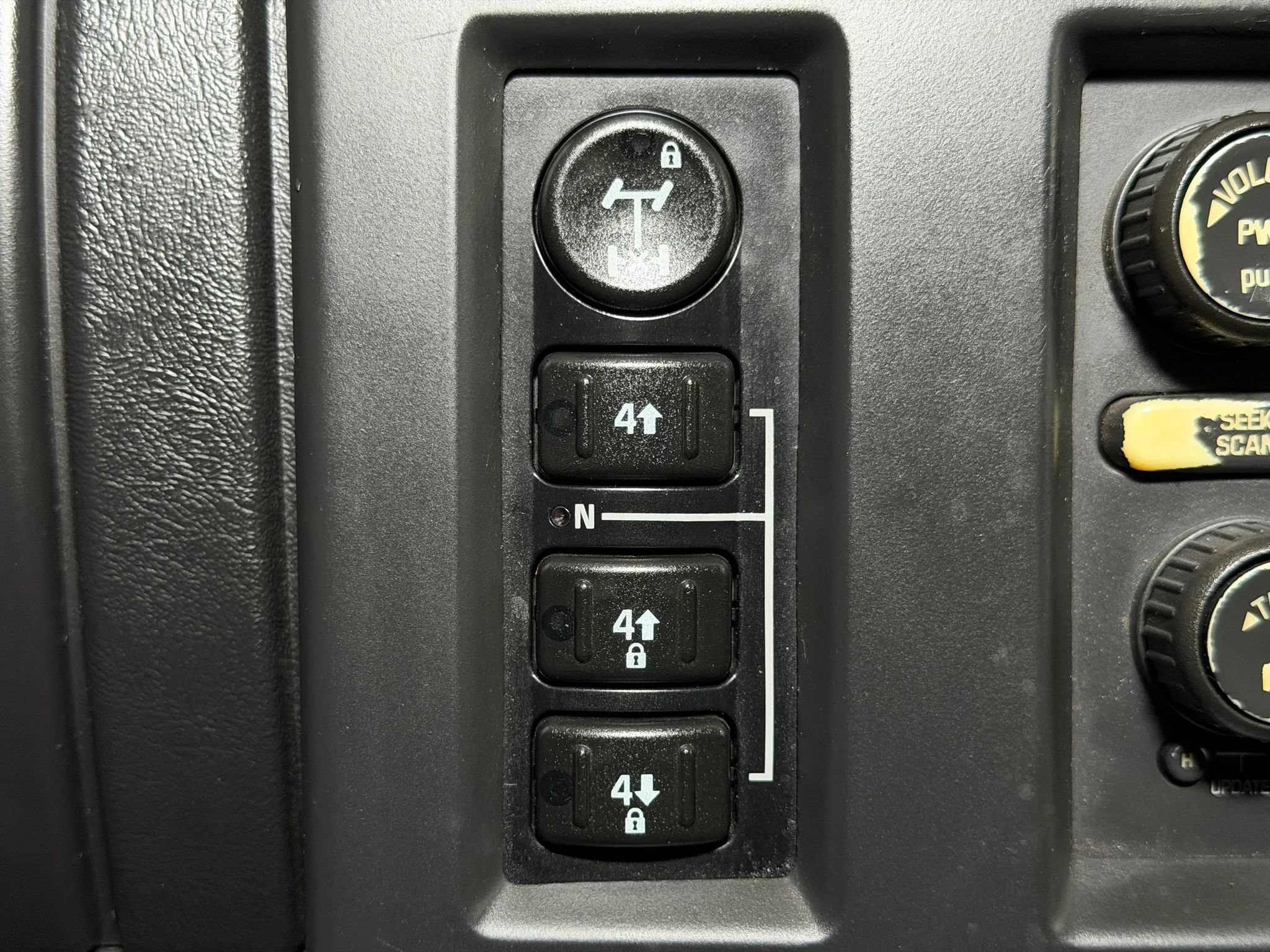 Used 2005 HUMMER H2 w/ Preferred Equipment Group AWD/4WD image 12