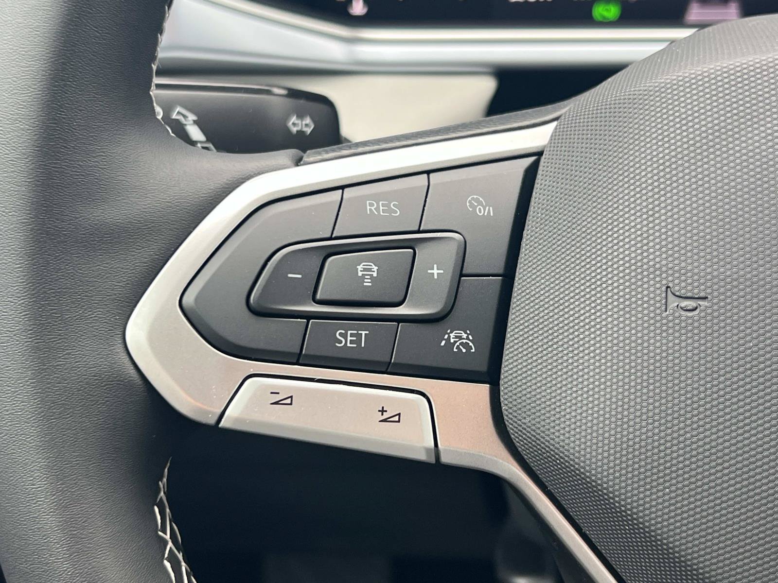 New 2026 Volkswagen Taos SE FWD image 9