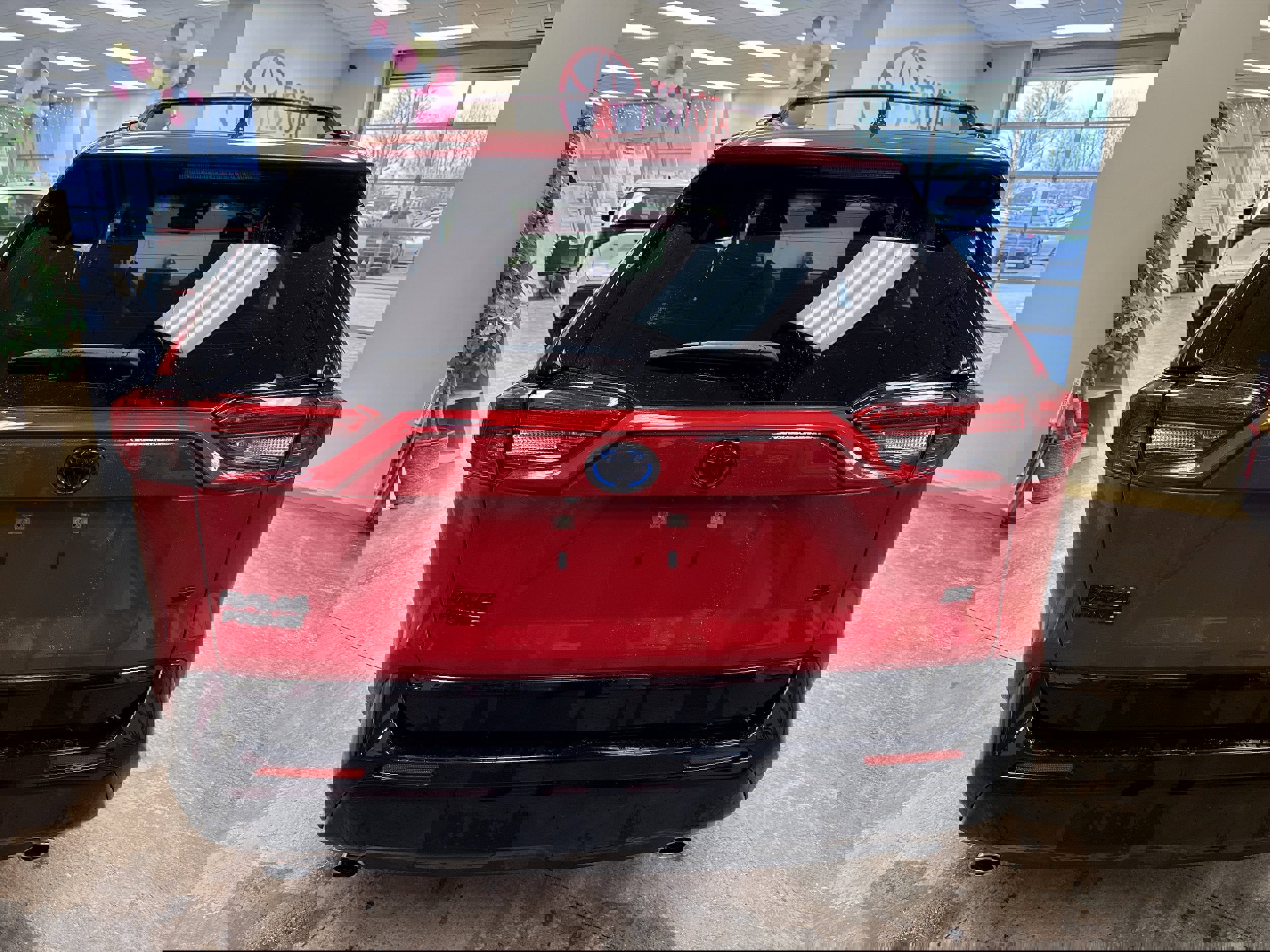 Used 2024 Toyota RAV4 SE w/ Weather & Moonroof Package image 9