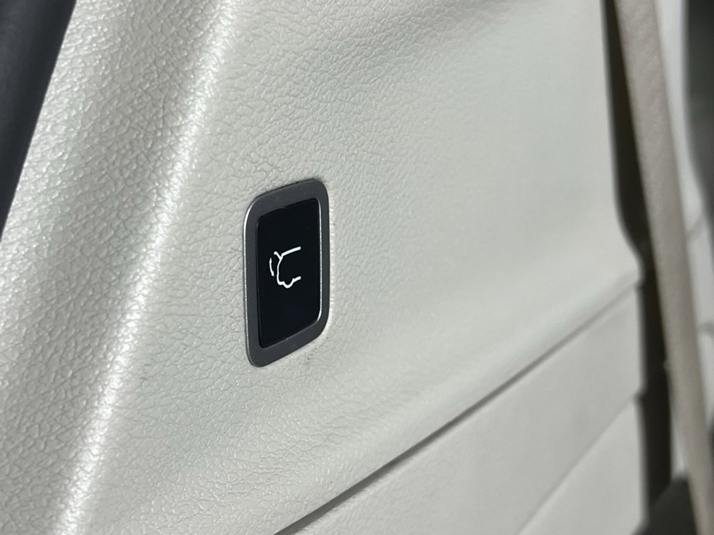 Used 2024 Chrysler Pacifica Touring-L image 30