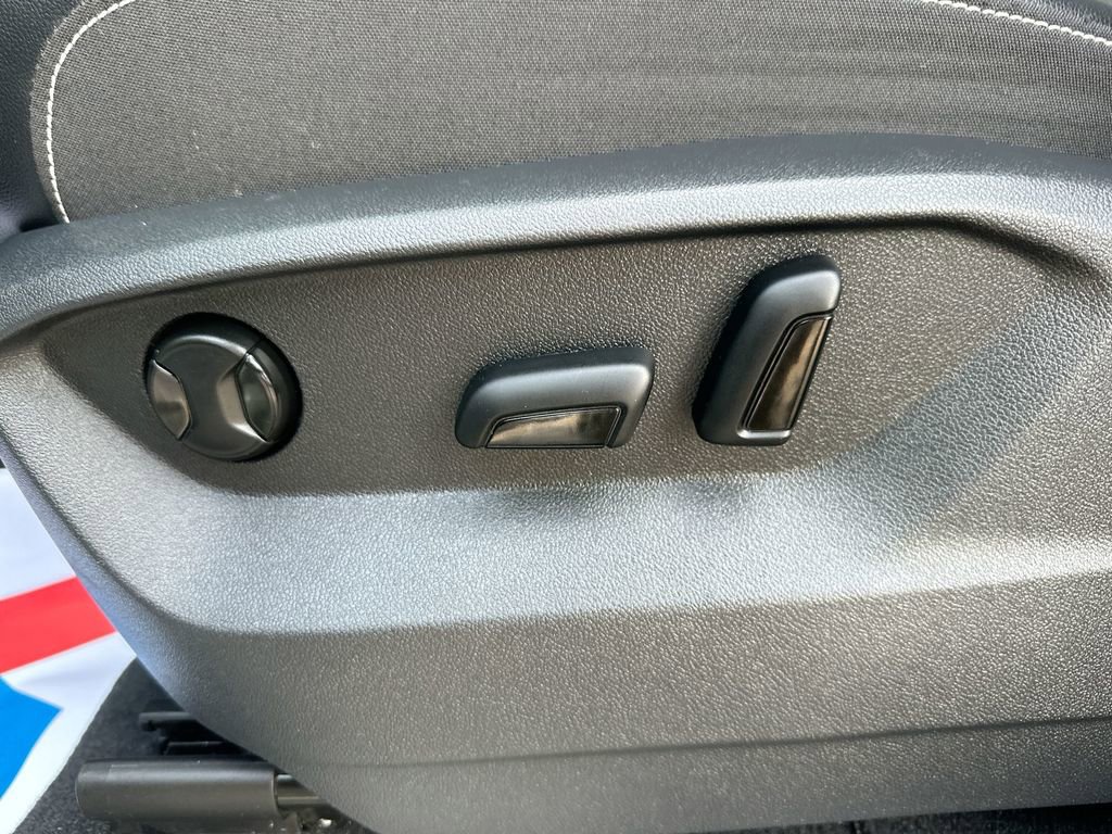 Used 2025 Volkswagen Atlas SE image 40