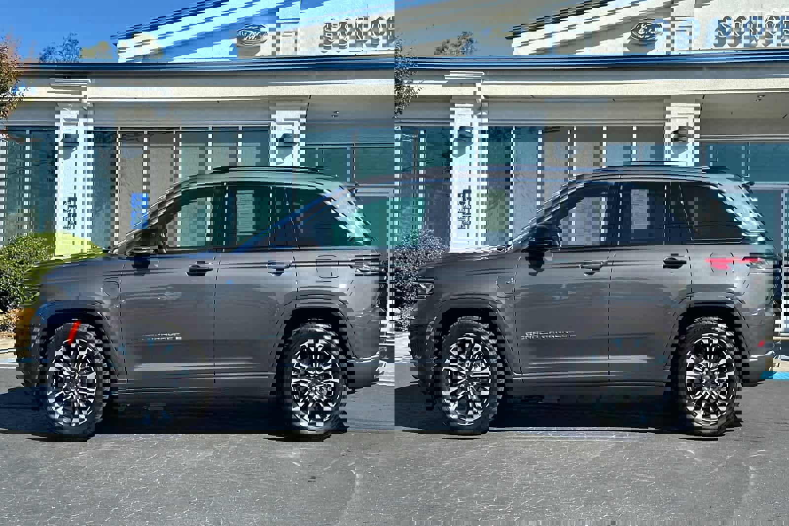 Used 2022 Jeep Grand Cherokee Overland w/ Advanced Protech Group III image 7