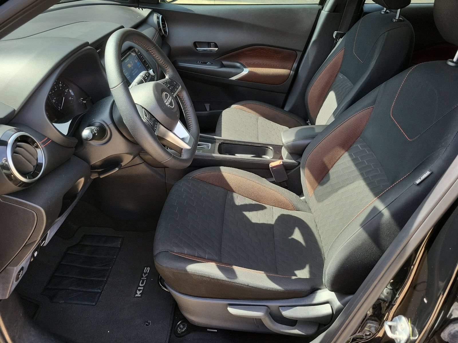 Used 2022 Nissan Kicks SR w/ Interior Electronics Package FWD image 18