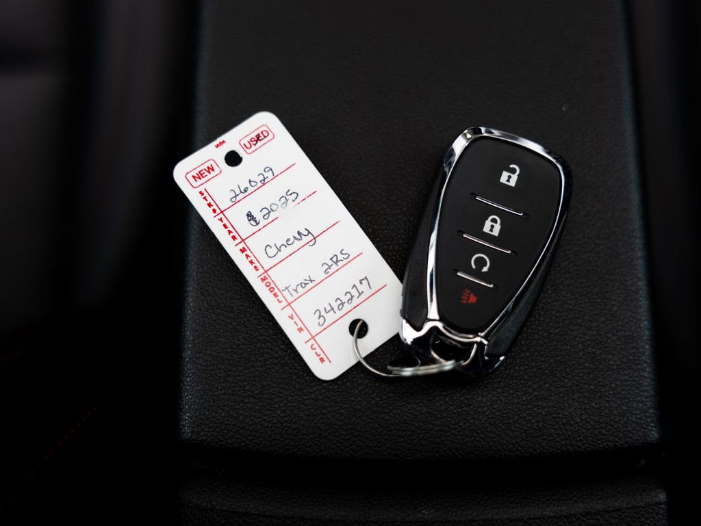 Used 2025 Chevrolet Trax RS w/ Sunroof Package image 30