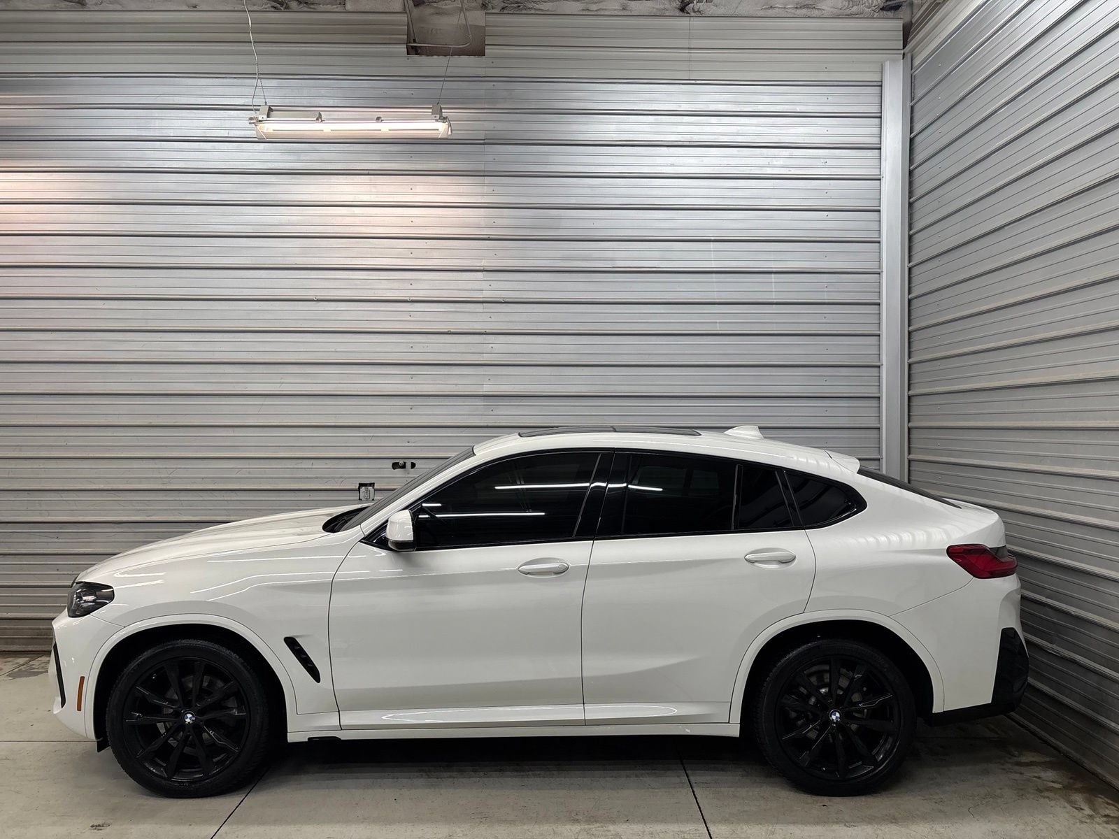 Used 2023 BMW X4 xDrive30i w/ M Sport Package AWD/4WD image 6