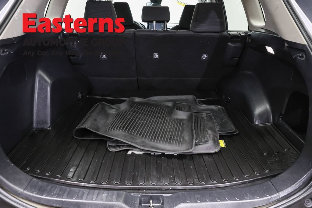 Used 2022 Toyota RAV4 LE AWD/4WD image 9
