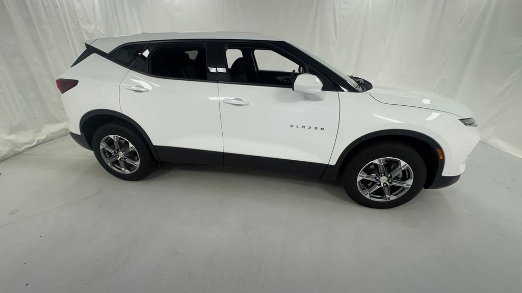 Used 2023 Chevrolet Blazer LT AWD/4WD image 2