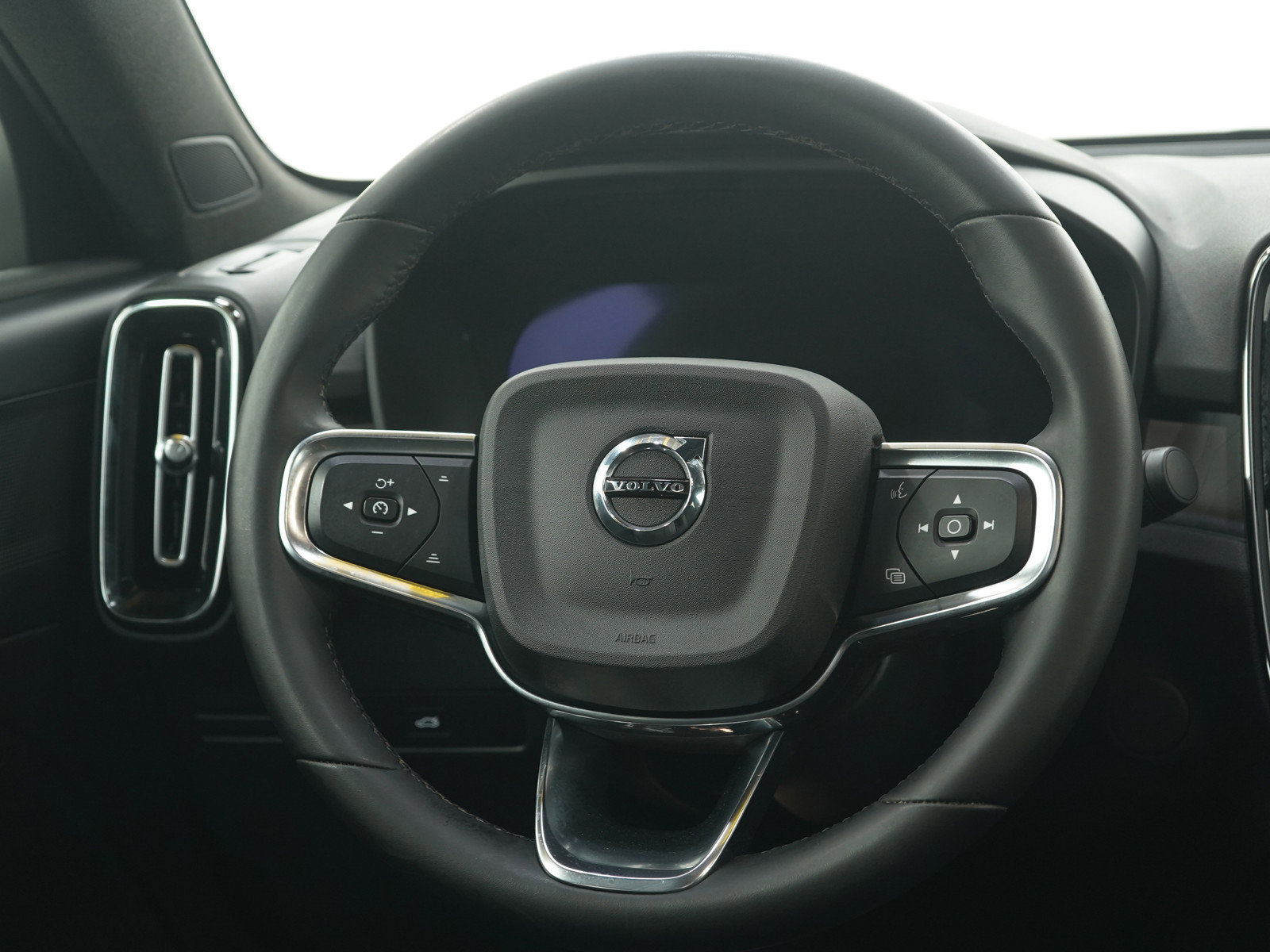 Used 2023 Volvo C40 P8 Recharge Plus image 14