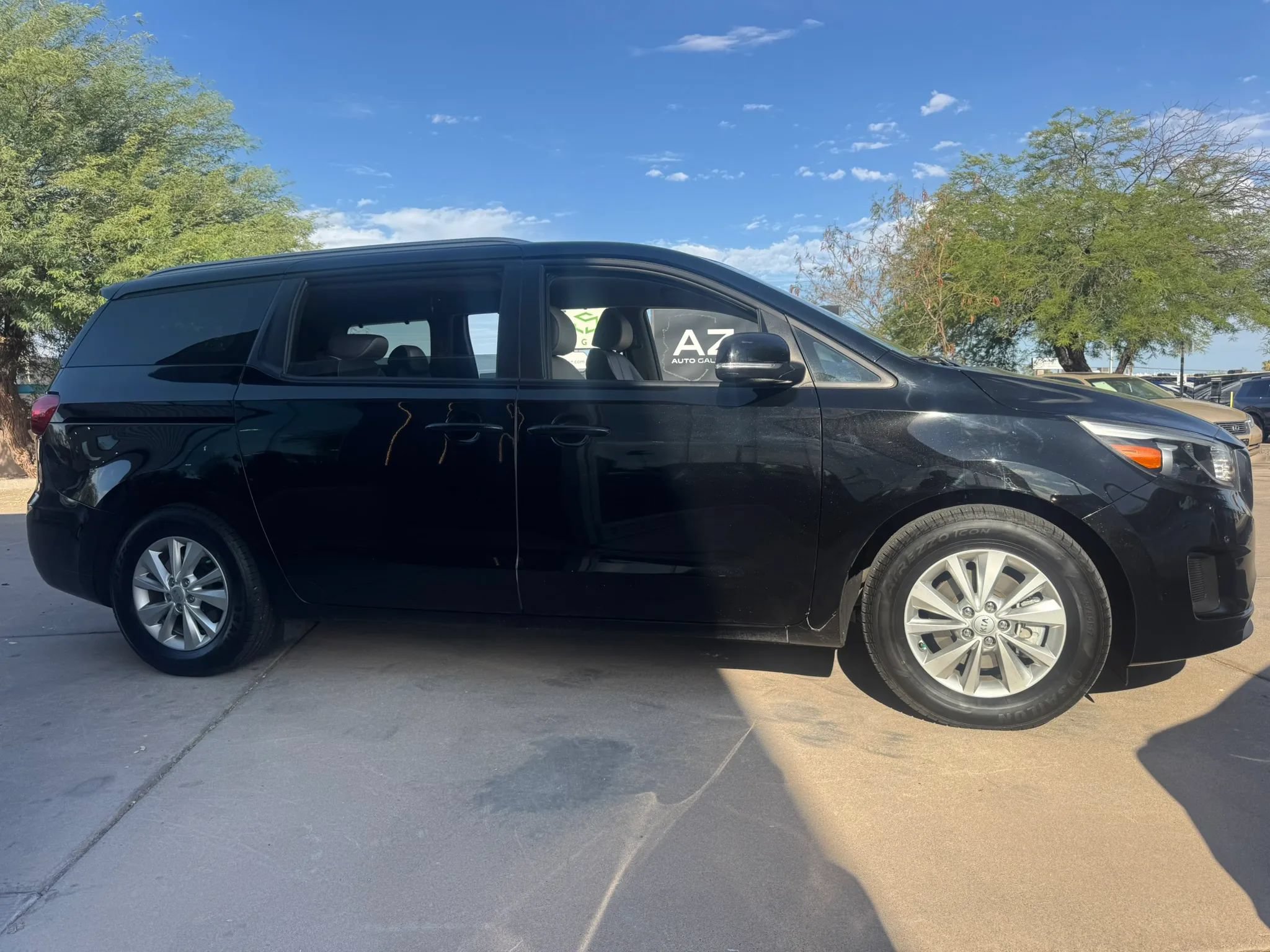 Used 2017 Kia Sedona LX w/ LX Essentials Premium Package FWD image 5