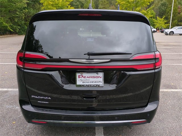 Used 2024 Chrysler Pacifica Touring-L image 5