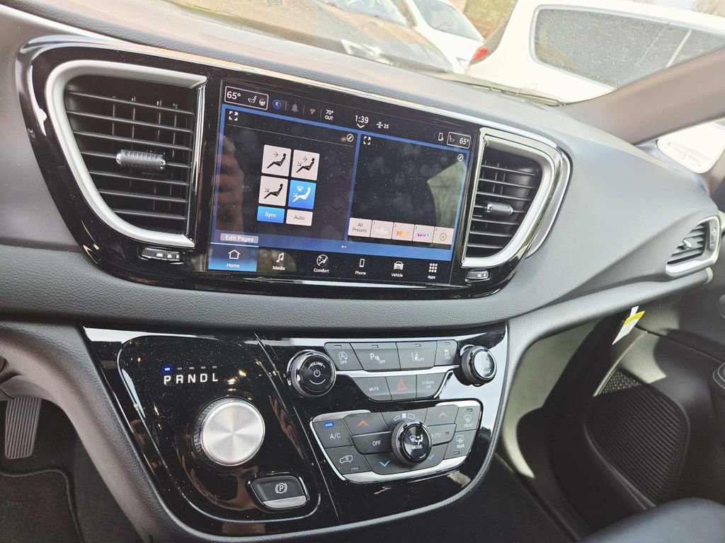 Used 2026 Chrysler Voyager LX image 25