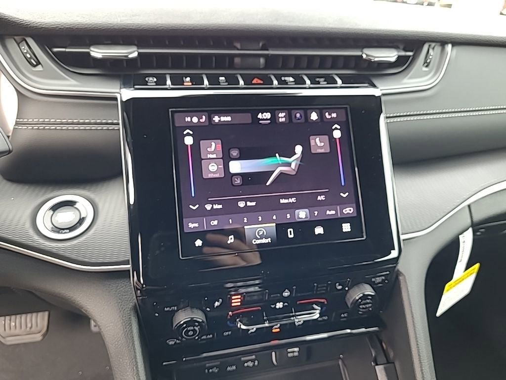 New 2025 Jeep Grand Cherokee Laredo w/ Luxury Tech Group I image 33