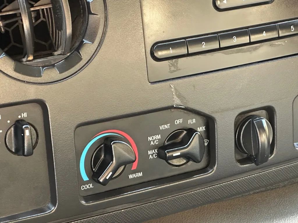 Used 2016 Ford E-350 and Econoline 350 Super Duty image 25