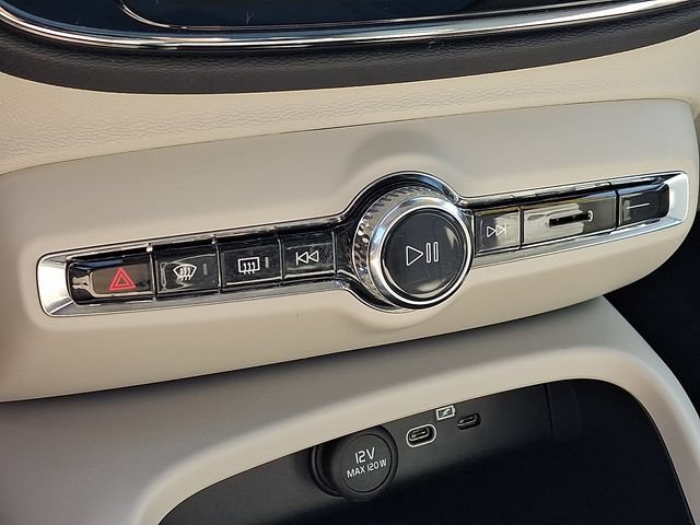 Certified 2025 Volvo XC40 B5 Ultra AWD/4WD image 18