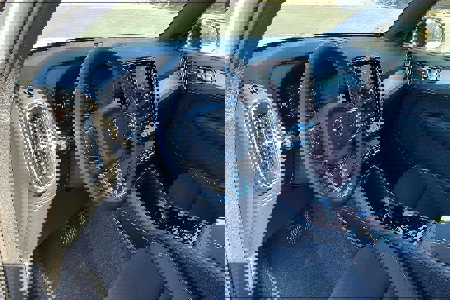 New 2026 Volvo XC40 B5 Ultra w/ Climate Package image 8