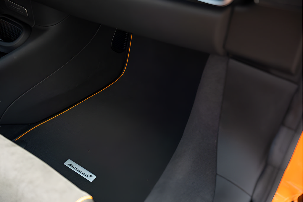 Used 2025 McLaren Artura Spider RWD image 46