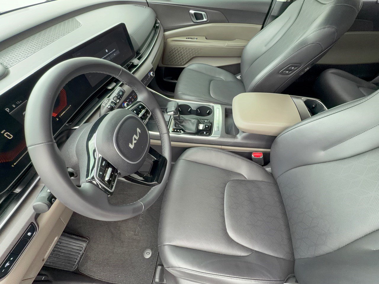 Used 2025 Kia Carnival EX FWD image 5