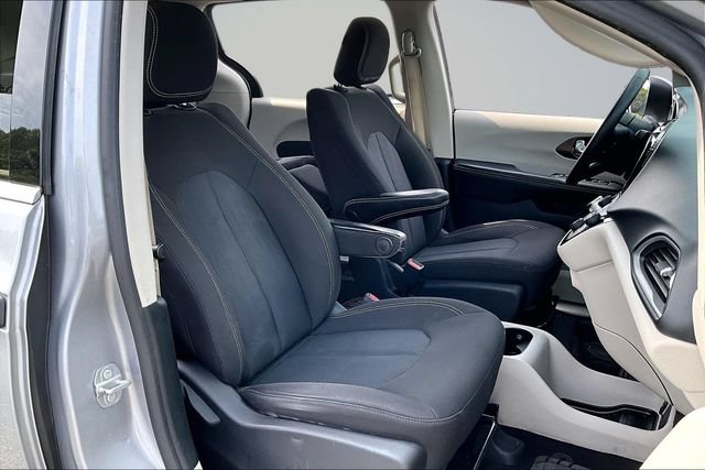 Used 2020 Chrysler Voyager L FWD image 26