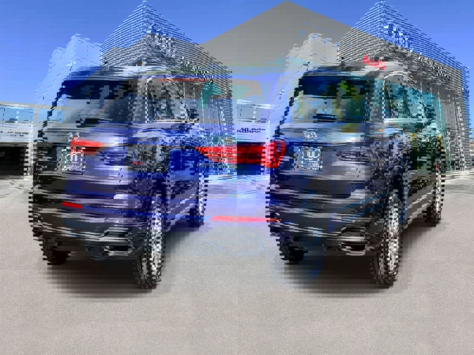 Used 2025 Audi Q3 2.0T Premium w/ Convenience Package image 4