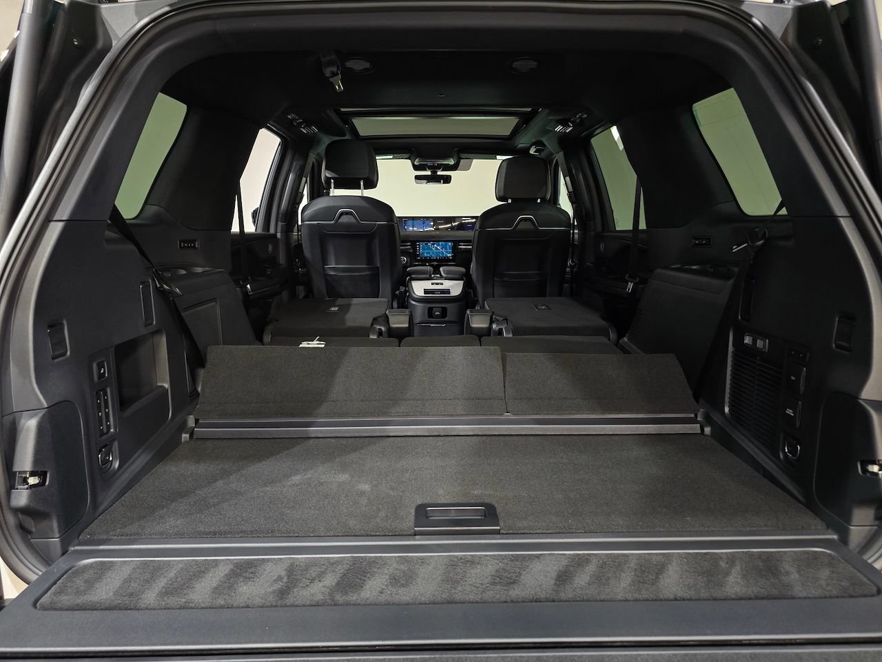 New 2025 Lincoln Navigator Reserve w/ Jet Appearance Package AWD/4WD image 48