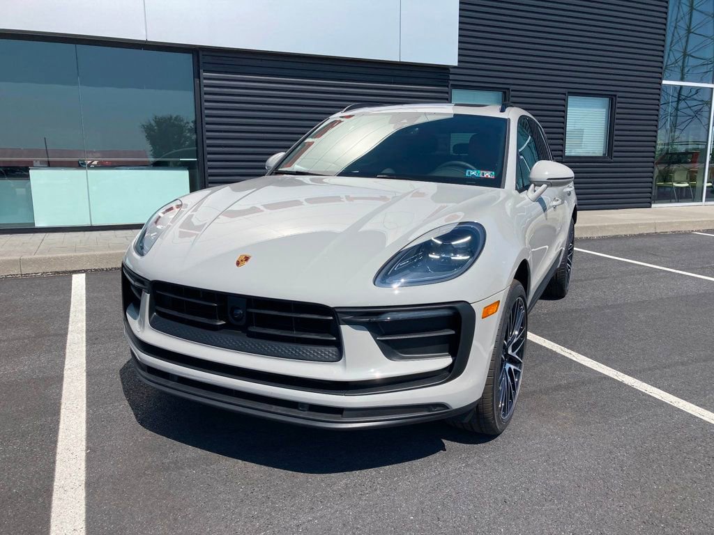Certified 2025 Porsche Macan image 3