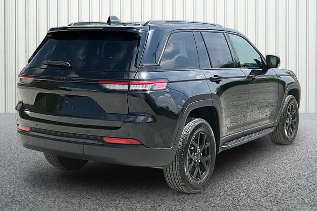 Used 2024 Jeep Grand Cherokee Altitude AWD/4WD image 12