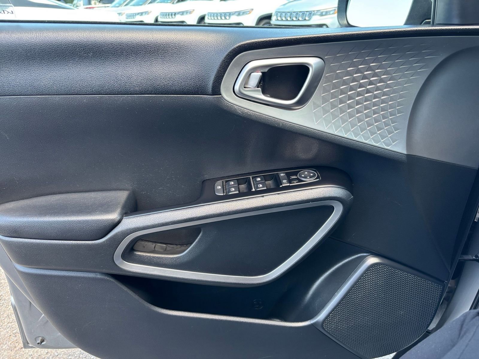 Used 2025 Kia Soul LX w/ LX Technology Package FWD image 18