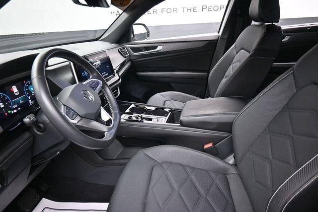 Used 2024 Volkswagen Atlas Cross Sport SE w/ Black Wheel Package FWD image 16