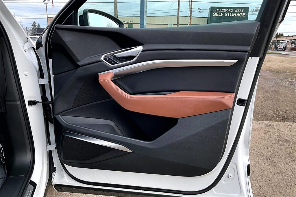 Used 2021 Audi e-tron Premium Plus w/ Premium Plus Package image 21