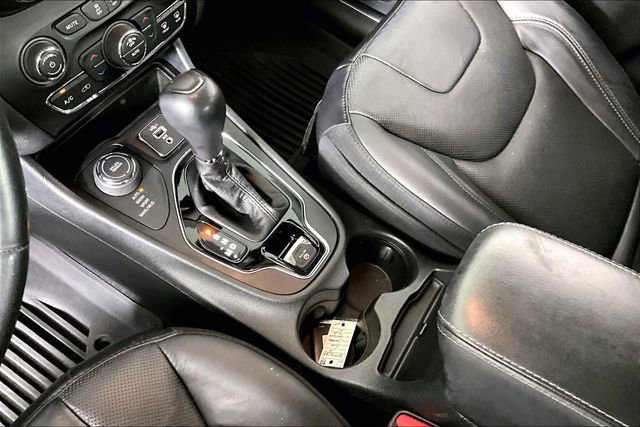 Used 2019 Jeep Cherokee Overland w/ Technology Group AWD/4WD image 17