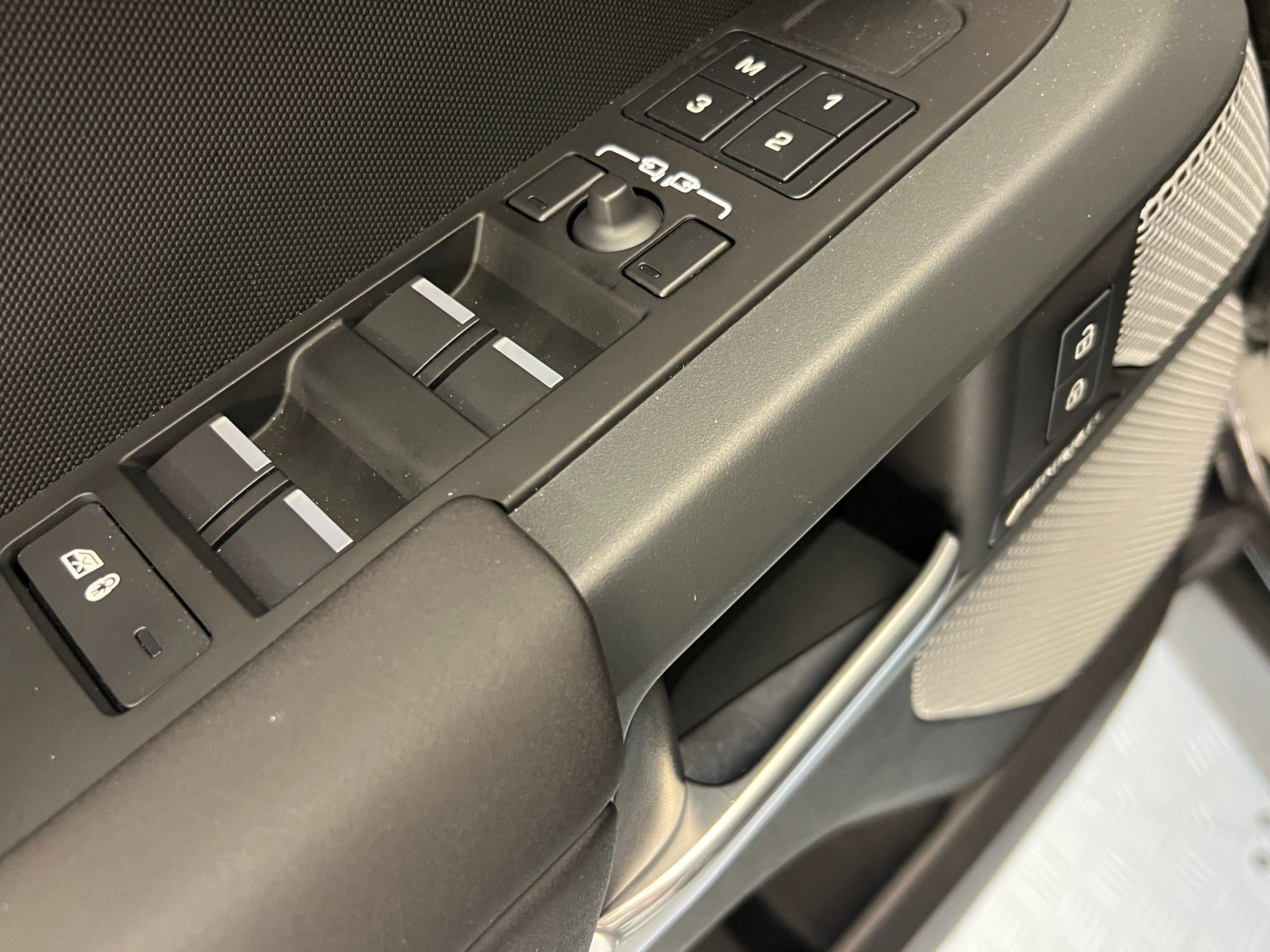 Used 2024 Land Rover Defender 130 X-Dynamic SE image 22