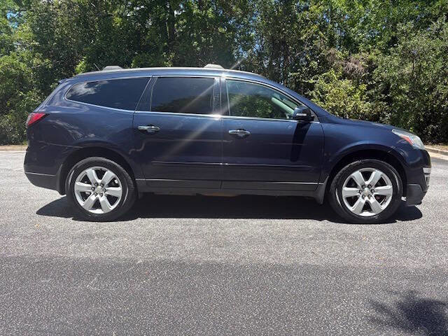 Used 2017 Chevrolet Traverse LT w/ Style and Technology Package FWD image 4