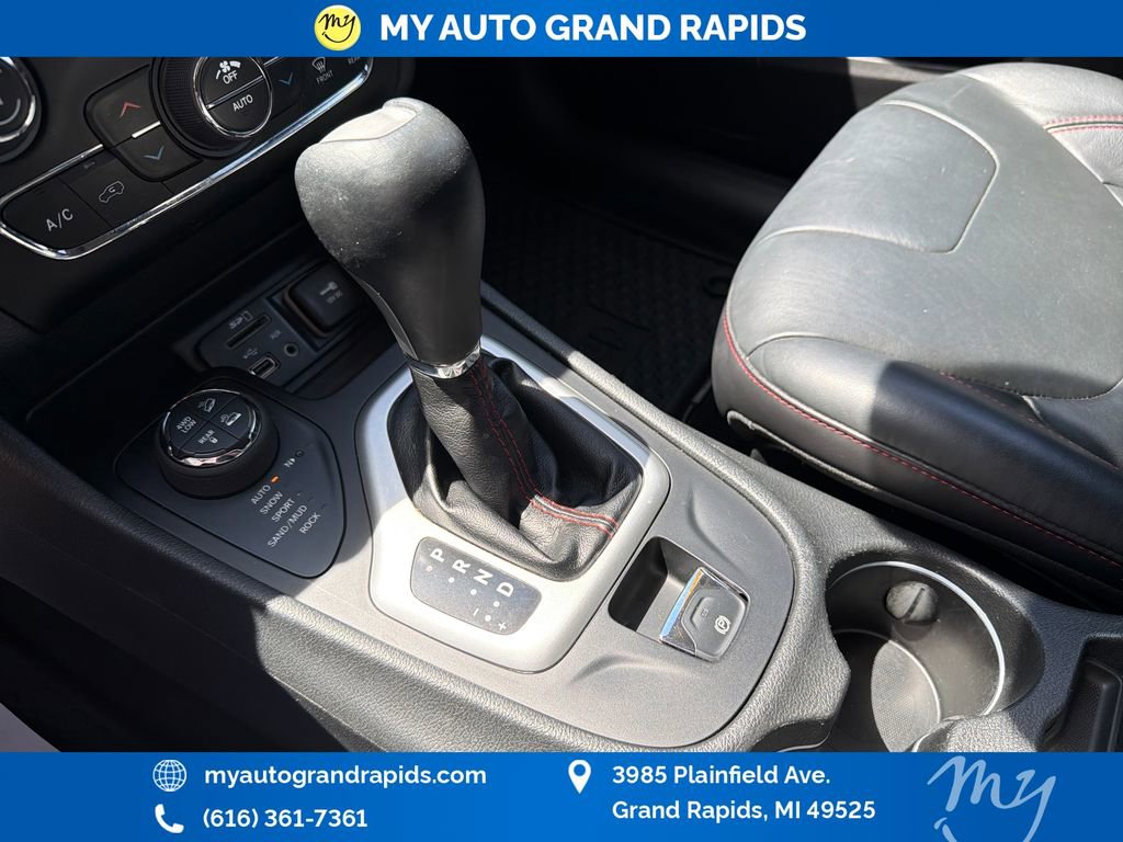 Used 2015 Jeep Cherokee Trailhawk w/ Comfort/Convenience Group AWD/4WD image 24