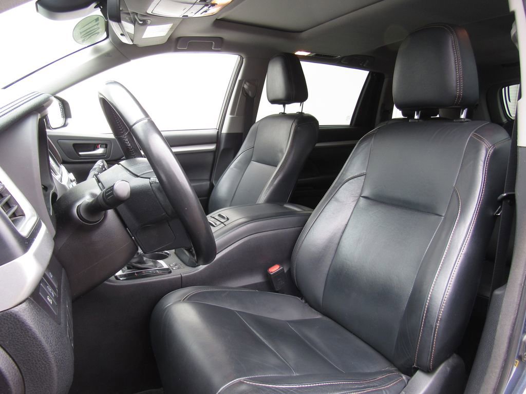 Used 2017 Toyota Highlander XLE AWD/4WD image 11